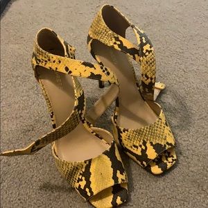 ✨ yellow snake skin Express heels ✨